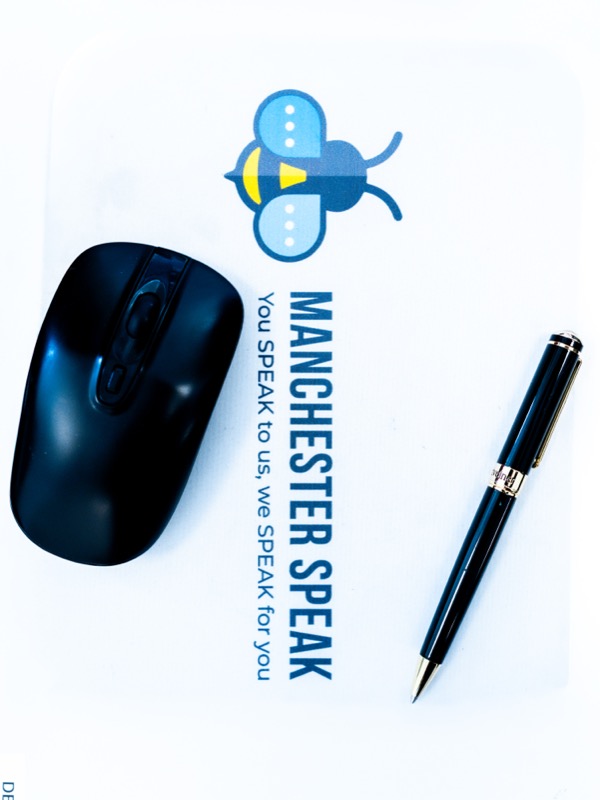 Mousepad con marchio Manchester Speak, mouse e penna